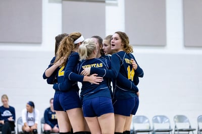 girls-volleyball-huddle