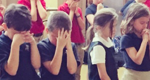 kids praying-1