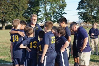 soccer-team-praying